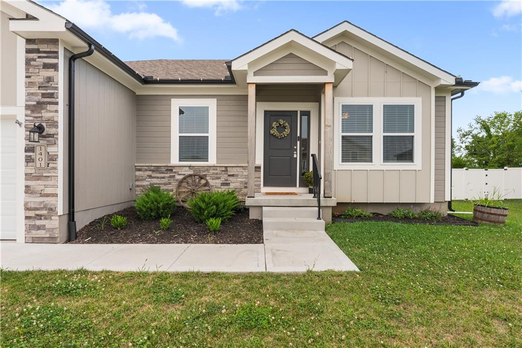 1401 SW 10th Ter, Oak Grove, MO 64075