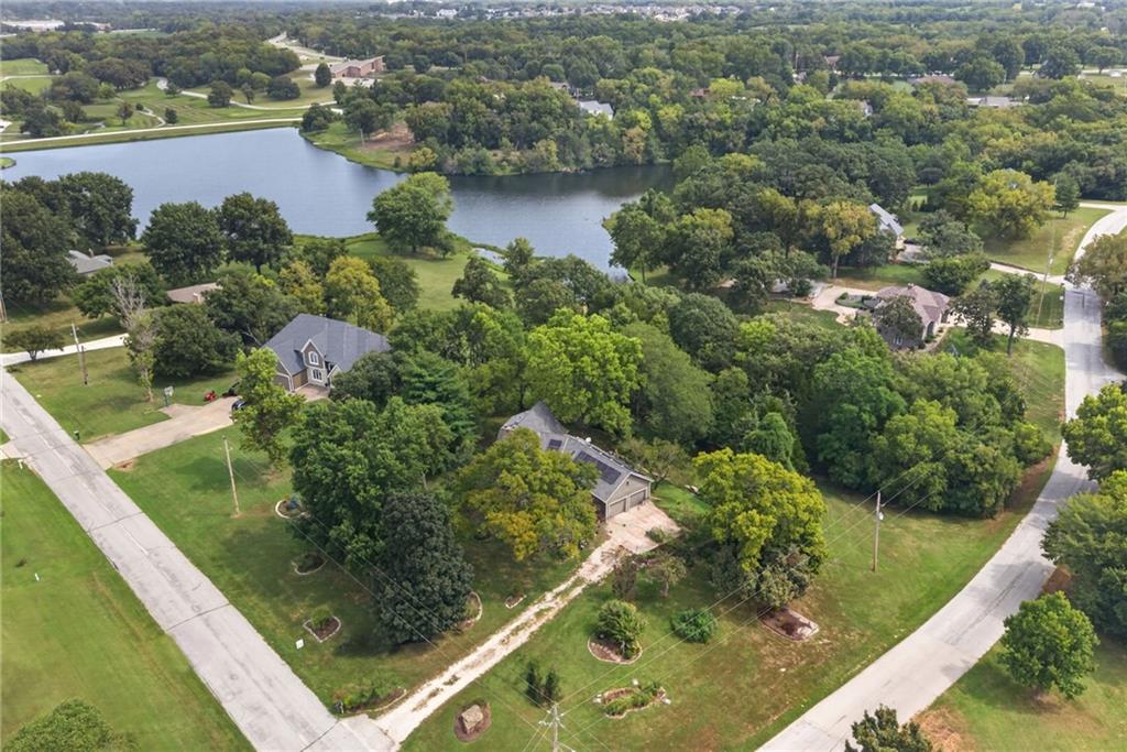 9017 Scott Dr, De Soto, KS 66018