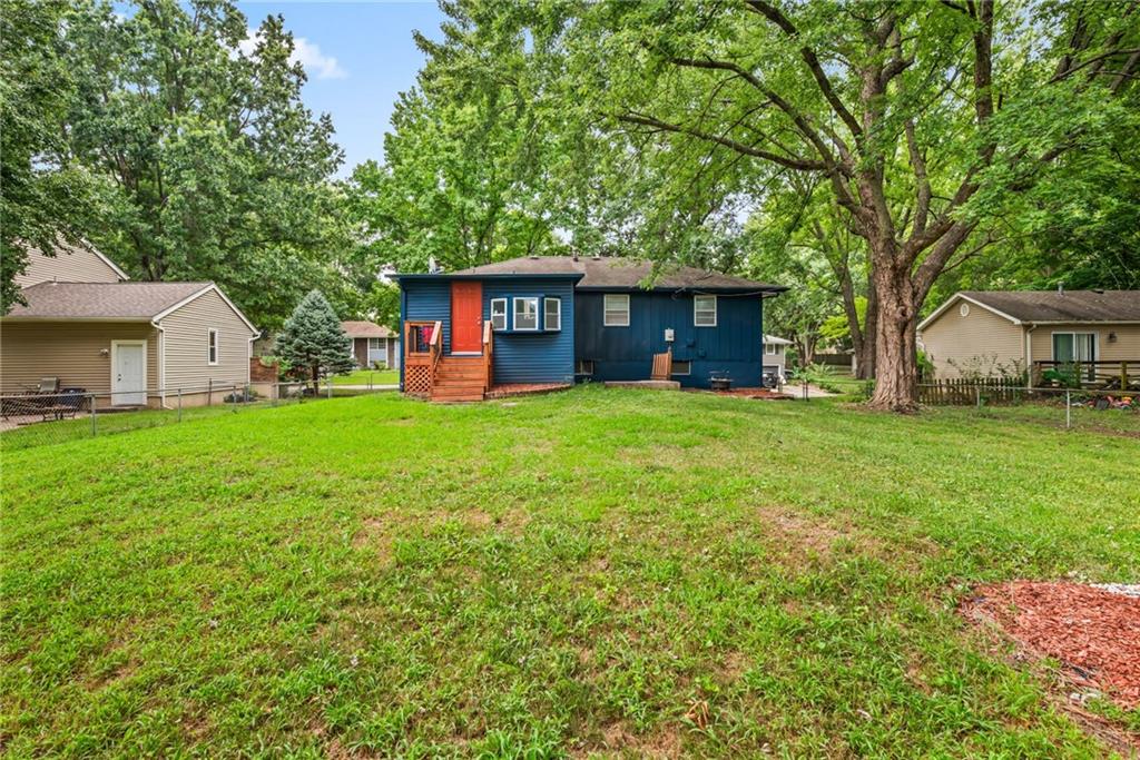 229 SE Westminister Rd, Blue Springs, MO 64014