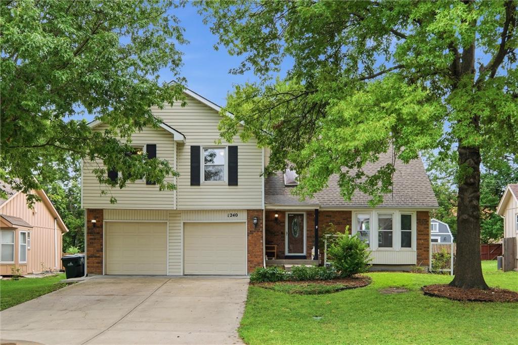 1240 E Sleepy Hollow Dr, Olathe, KS 66062