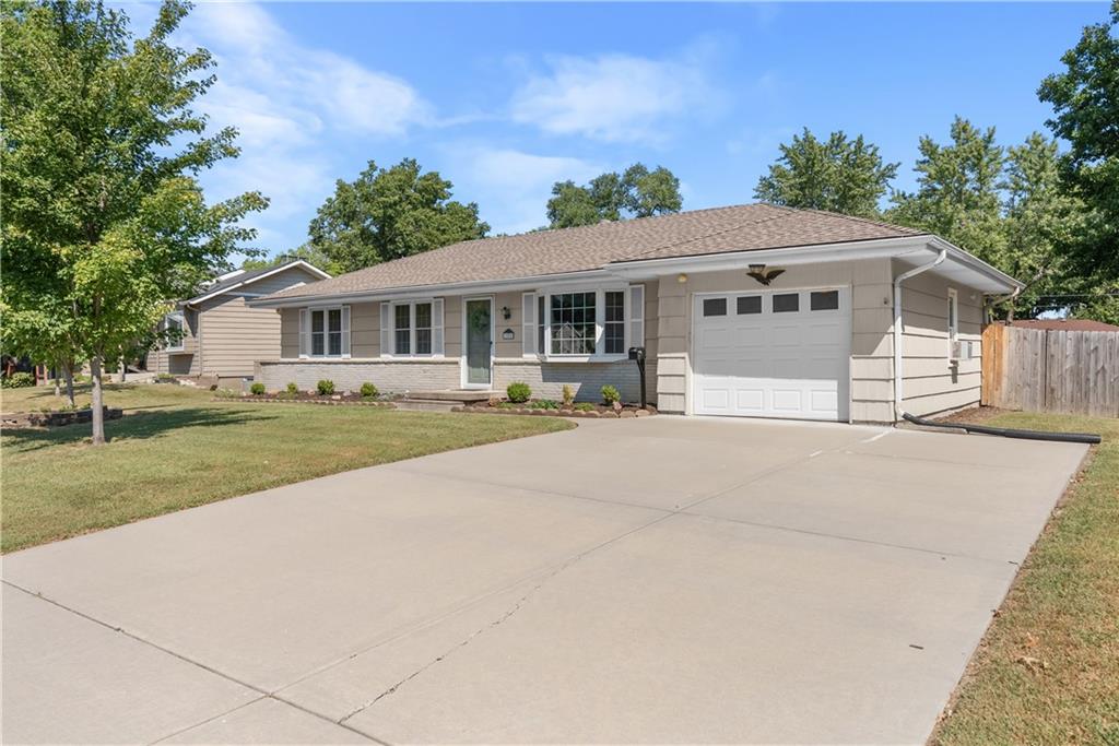 1202 E Willow Dr, Olathe, KS 66061