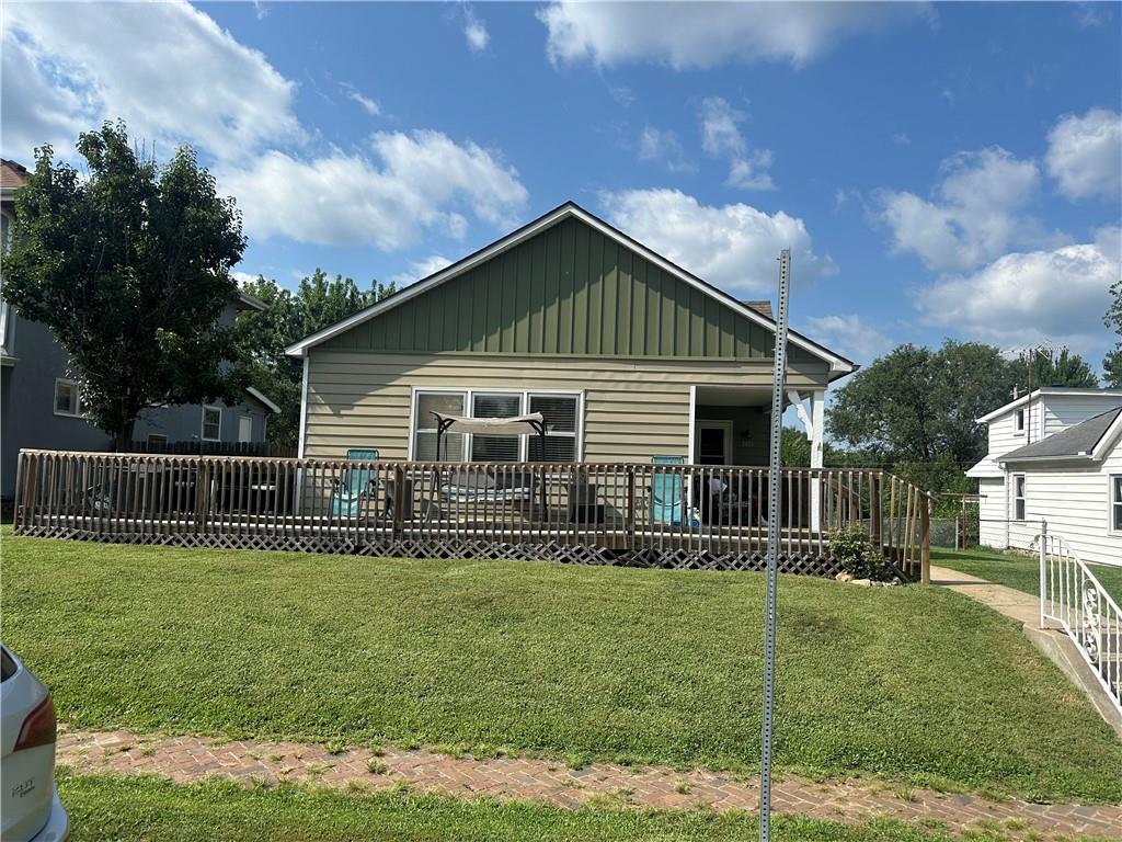 2425 Olive St, St Joseph, MO 64507