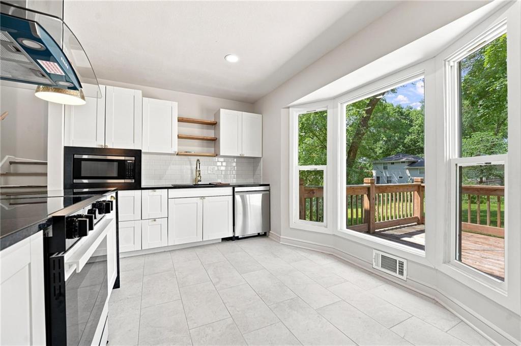 8812 W 72nd St, Overland Park, KS 66204