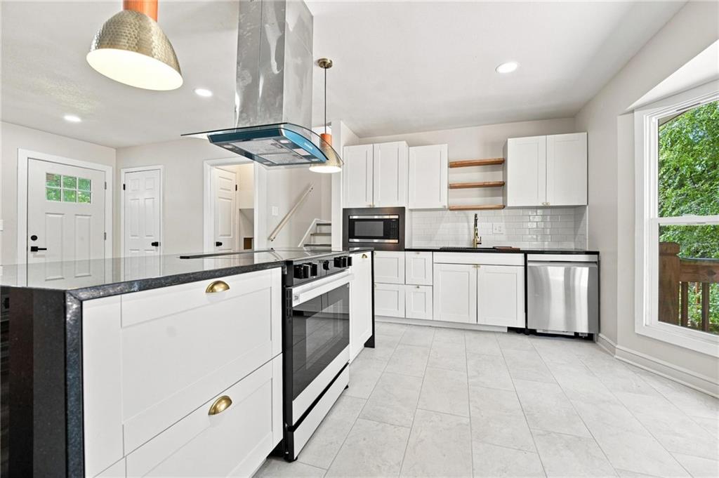 8812 W 72nd St, Overland Park, KS 66204