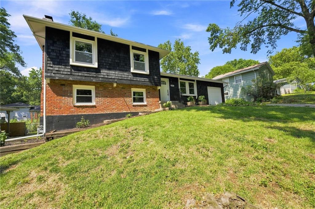 8812 W 72nd St, Overland Park, KS 66204