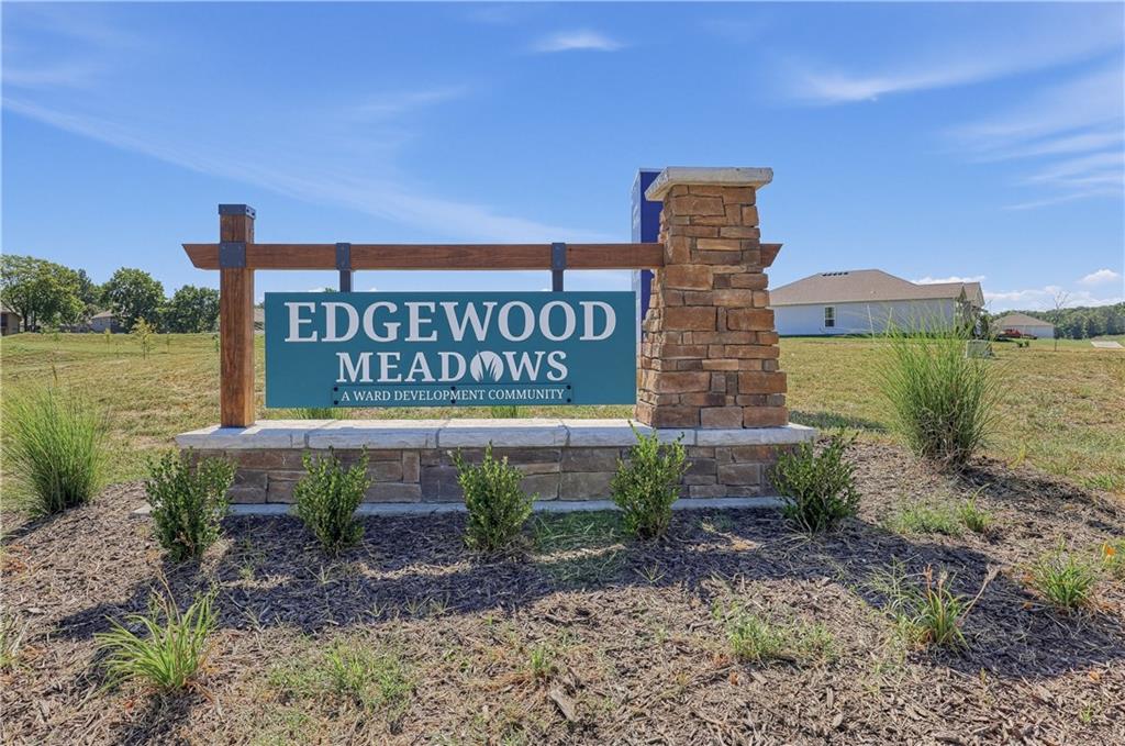 505 SW Edgewood Meadows Dr, Oak Grove, MO 64075