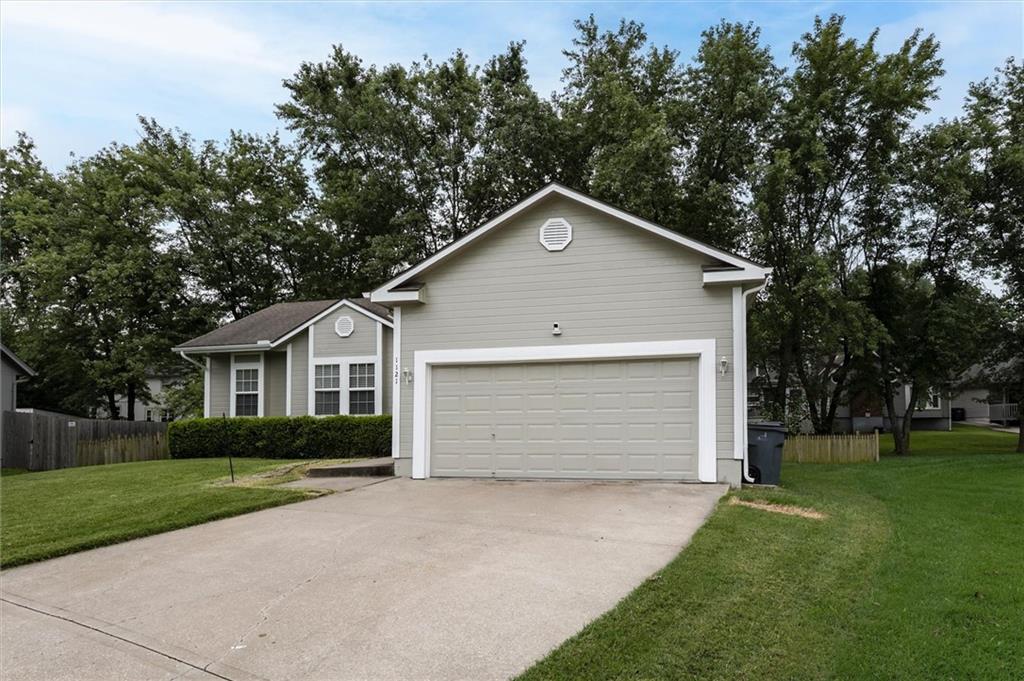 1121 E Frontier Dr, Olathe, KS 66062