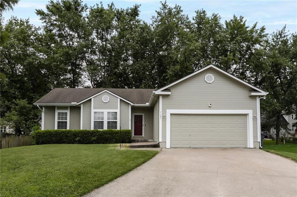 1121 E Frontier Dr, Olathe, KS 66062