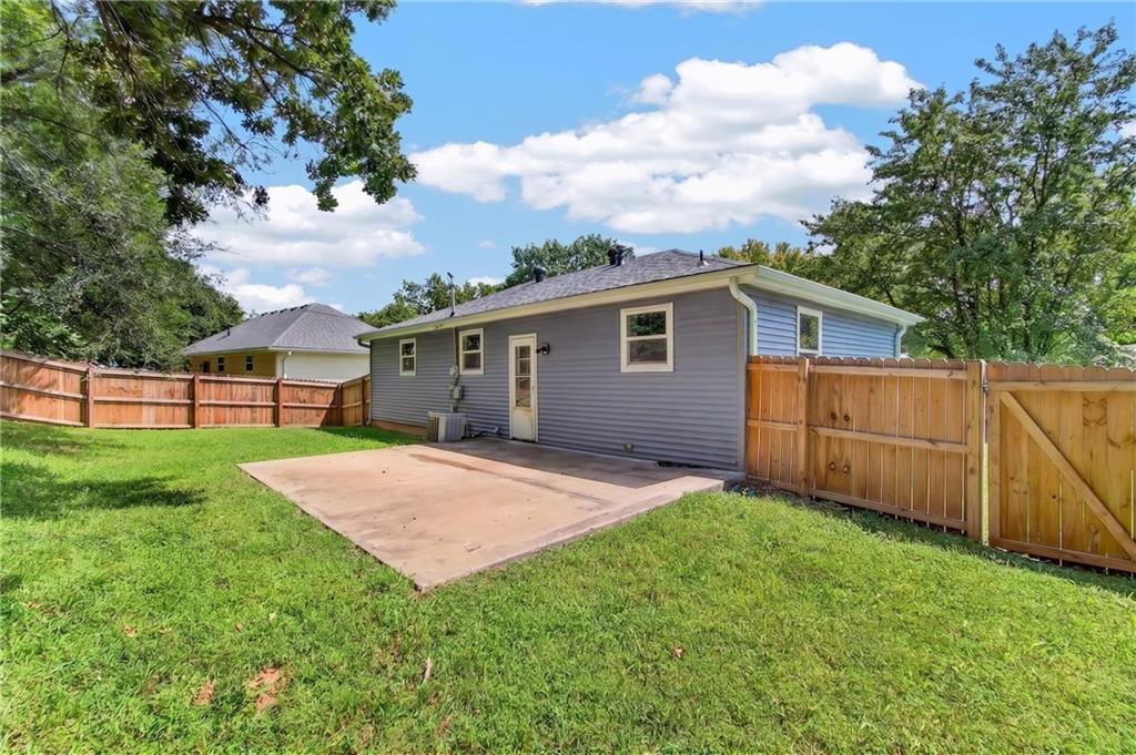 9310 NW 68th St, Parkville, MO 64152
