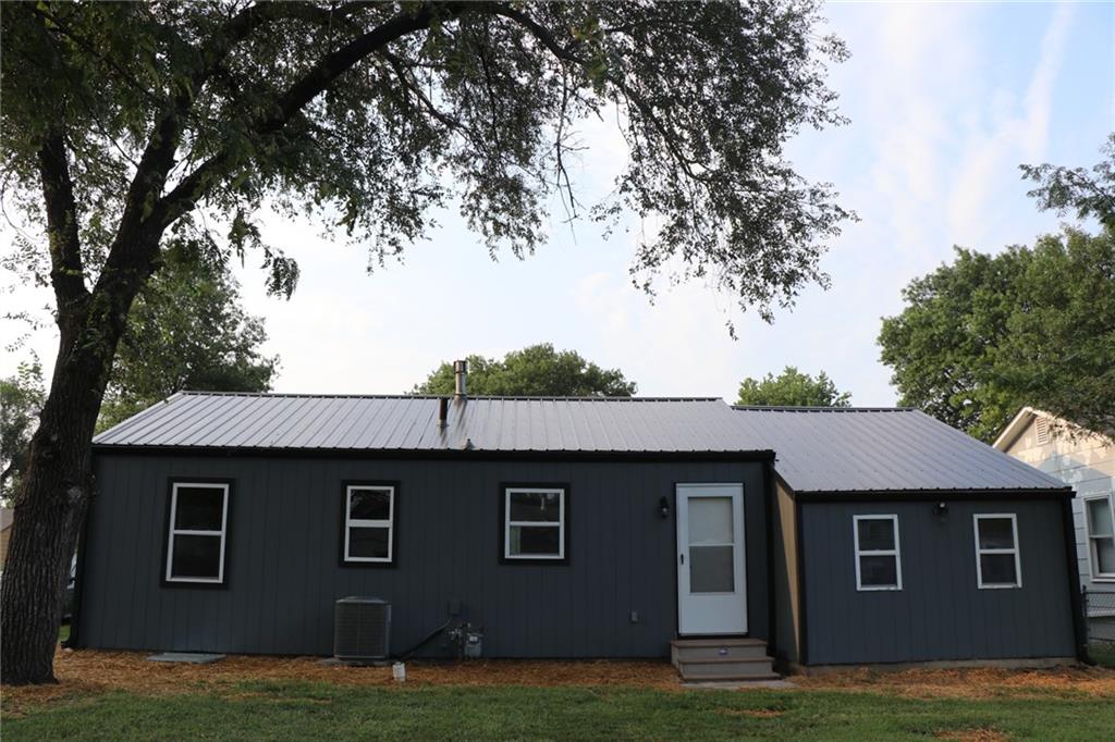 1713 Main St, Osawatomie, KS 66064