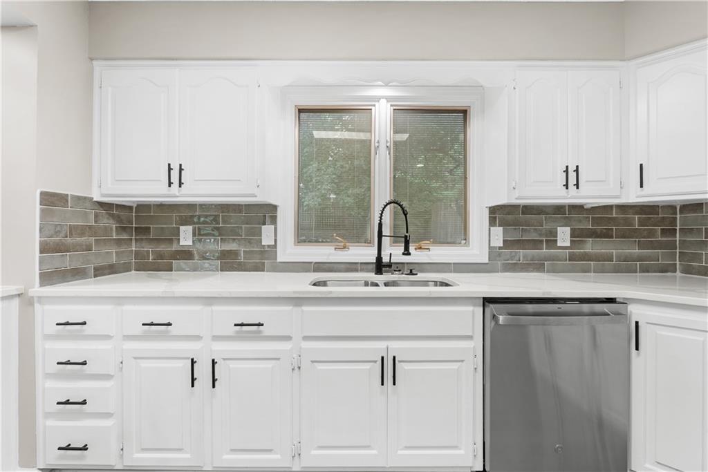 7232 N Monroe Ave, Gladstone, MO 64119