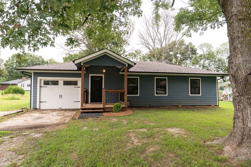 910 N Edith Ave, Adrian, MO 64720