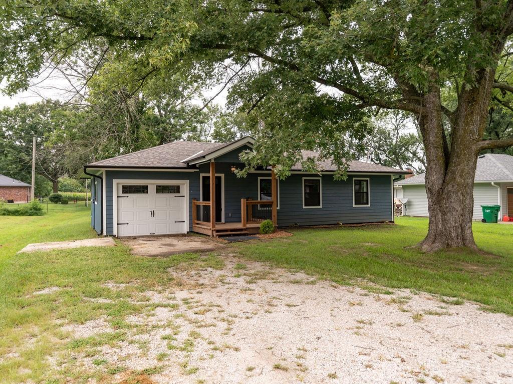 910 N Edith Ave, Adrian, MO 64720