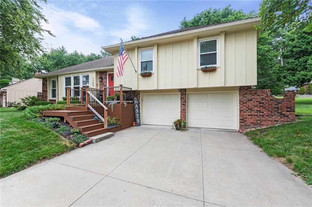 1705 NE Pine Cir, Blue Springs, MO 64014