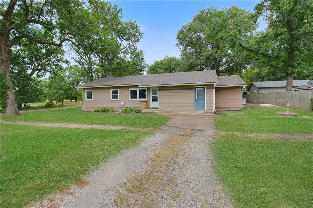 301 E 3rd St, Altamont, KS 67330