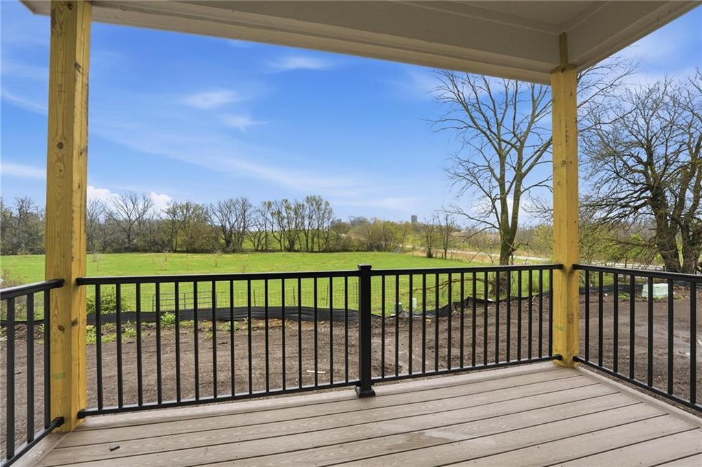 20647 Skyview Ln, Spring Hill, KS 66083