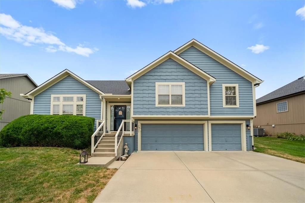 1511 Honeysuckle Dr, Liberty, MO 64068