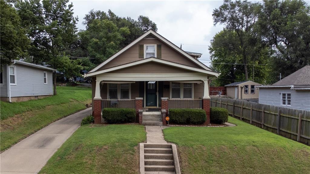2419 S 17th St, St Joseph, MO 64503