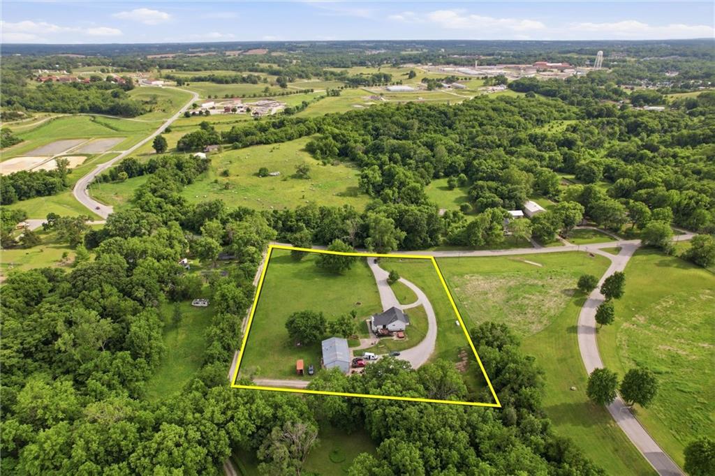 964 N 5th Hw, Lansing, KS 66043