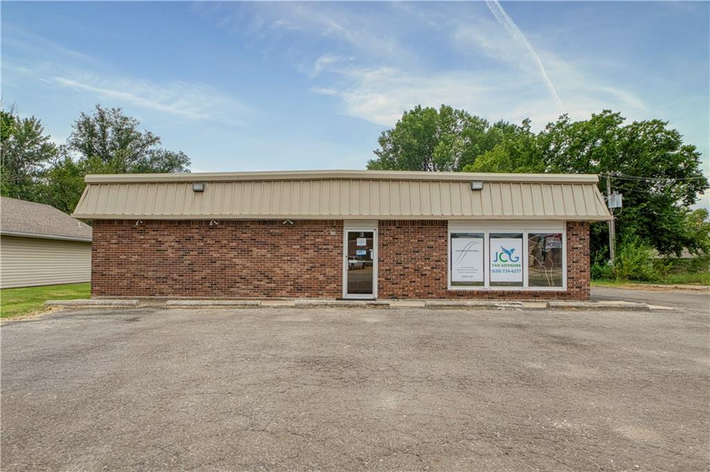 605 W Saint John St, Girard, KS 66743