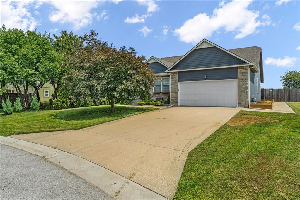 931 E 14th Ter, Eudora, KS 66025