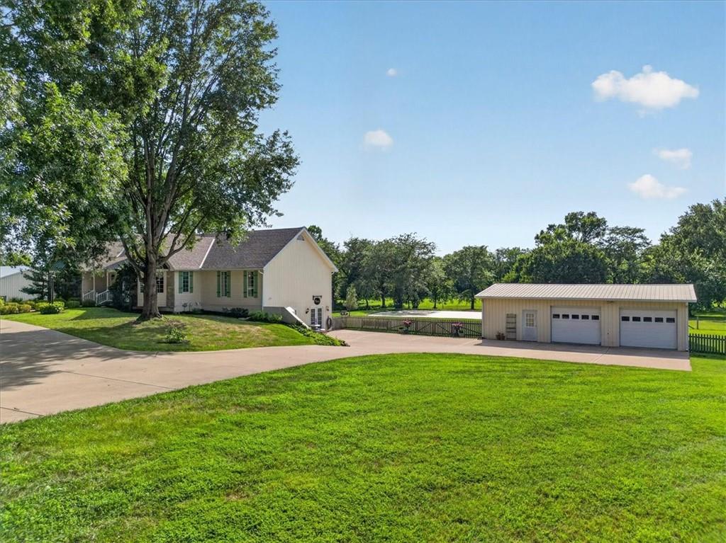 3216 S Bellechase Dr, Grain Valley, MO 64029