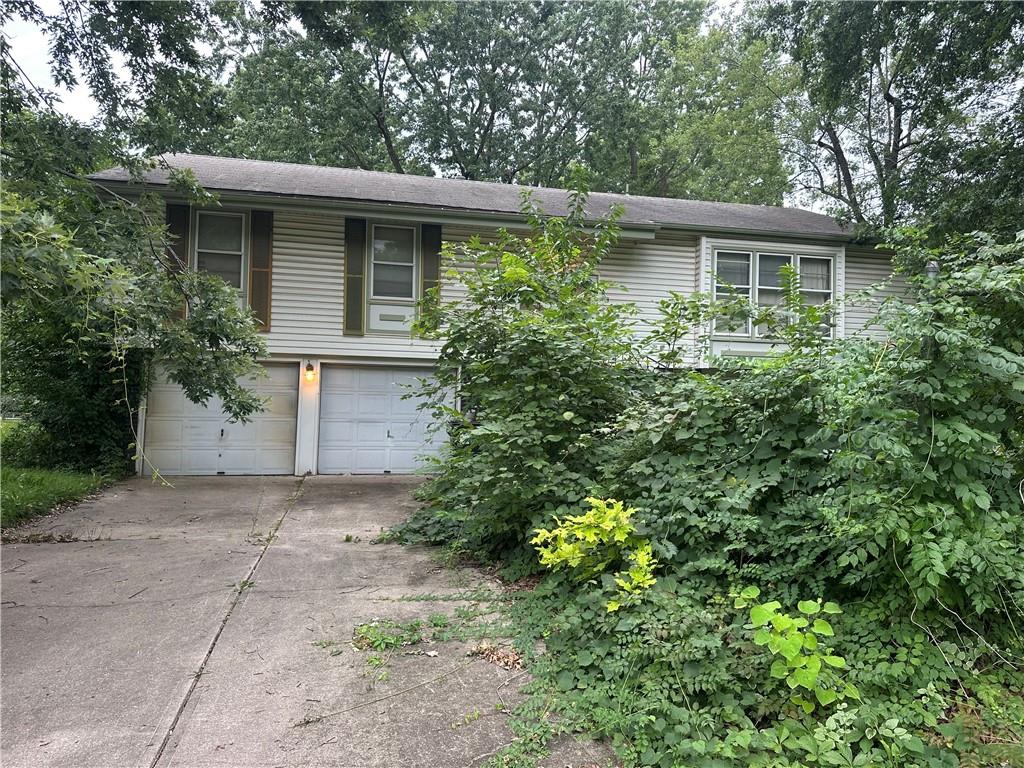 8301 E 133rd St, Grandview, MO 64030