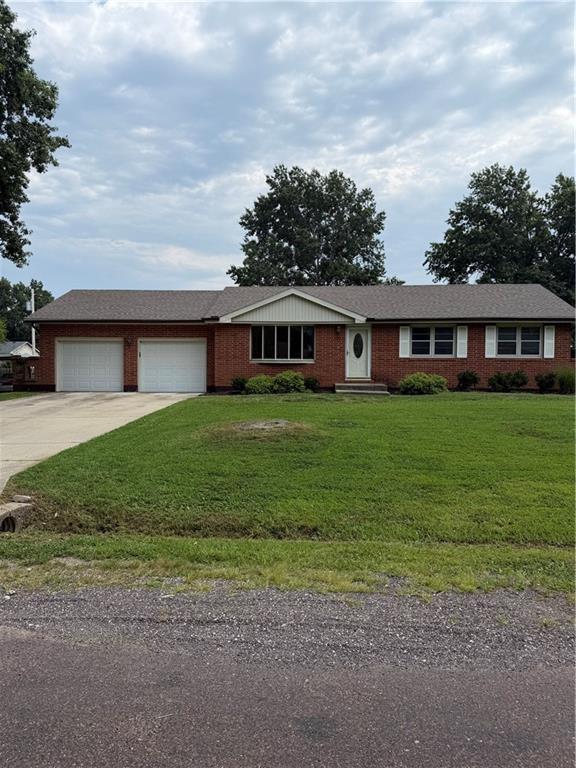 1605 S Pine St, Holden, MO 64040