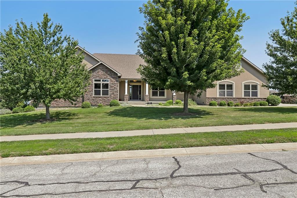 4215 Greystone Dr, St Joseph, MO 64505