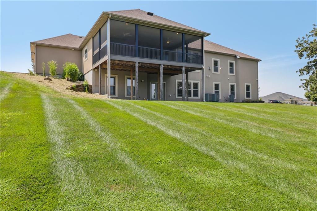 4215 Greystone Dr, St Joseph, MO 64505