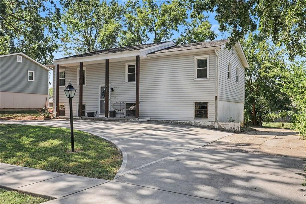 408 NE Richardson Pl, Lee's Summit, MO 64086