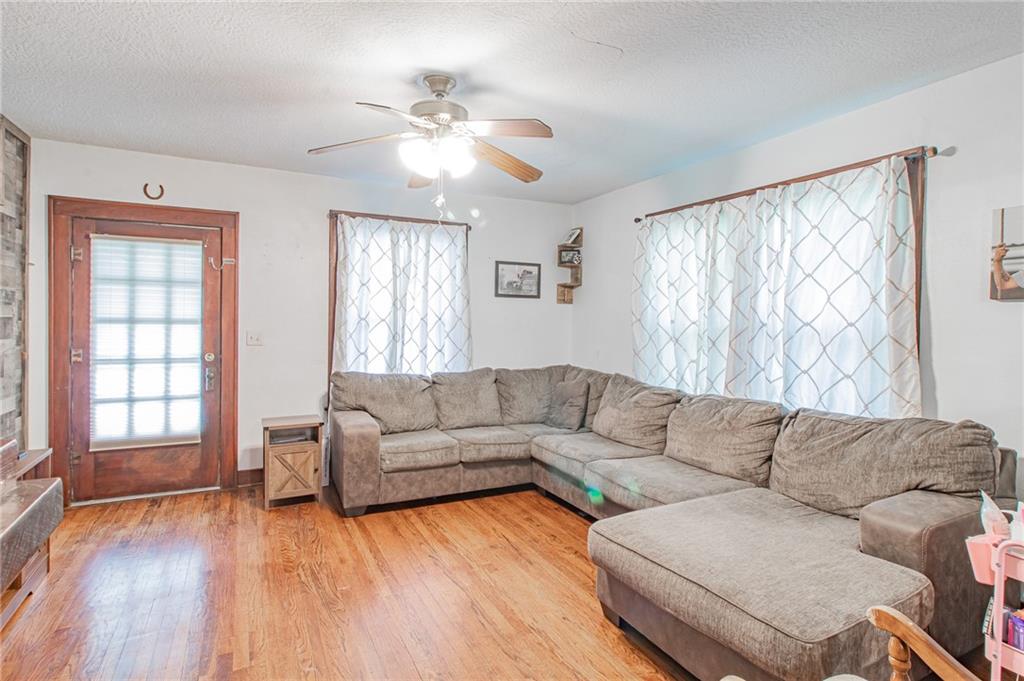 337 E Main St, Odessa, MO 64076