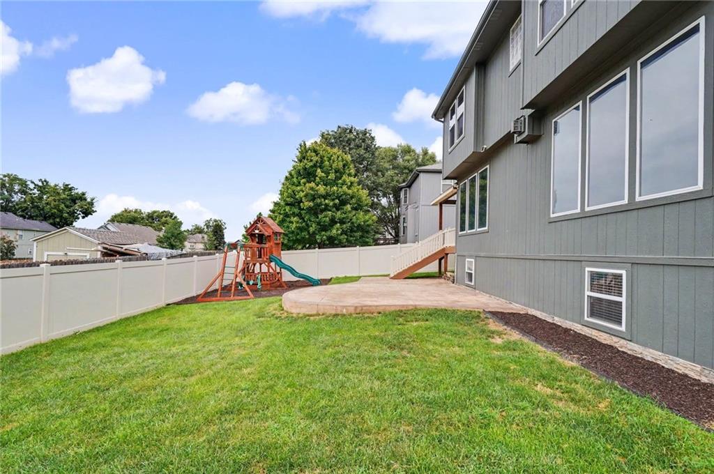 8438 Timber Ridge St, De Soto, KS 66018