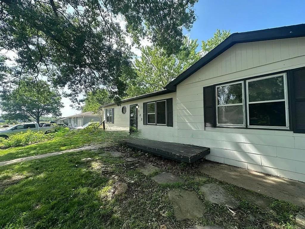 205 SE 16th St, Lee's Summit, MO 64081