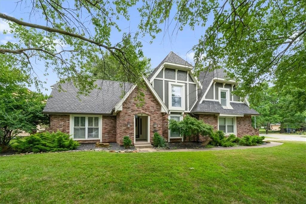 3617 NW Blue Jacket Dr, Lee's Summit, MO 64064