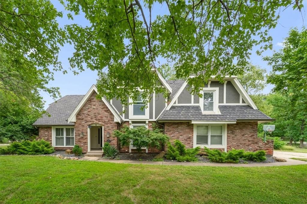 3617 NW Blue Jacket Dr, Lee's Summit, MO 64064