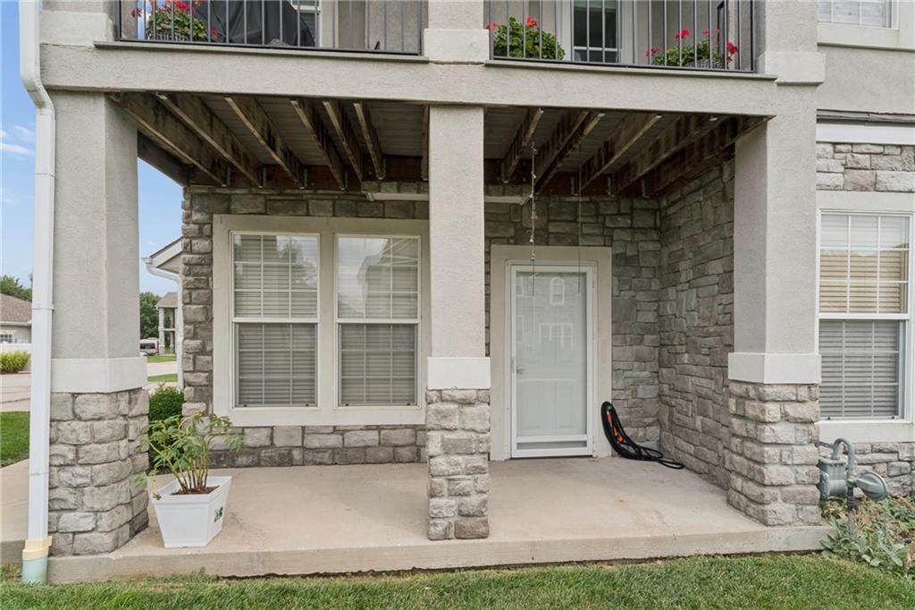 15945 S Crestview Dr, Olathe, KS 66062