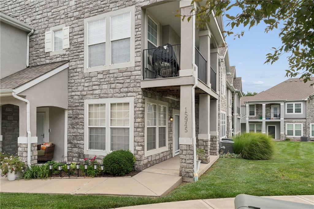 15945 S Crestview Dr, Olathe, KS 66062