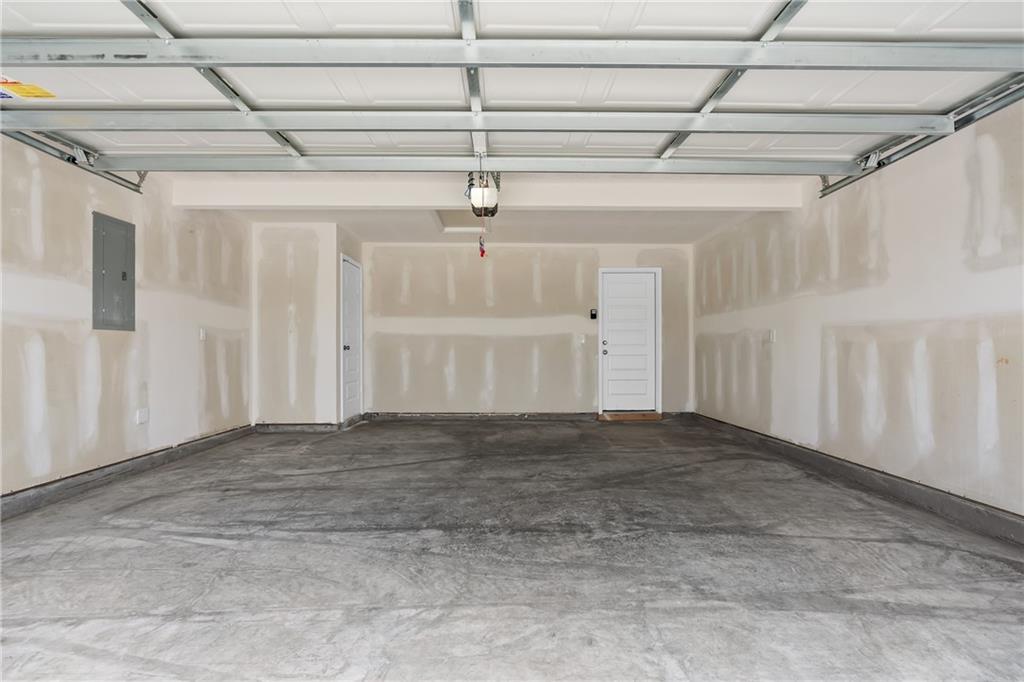 435 Valley View Dr, Tonganoxie, KS 66086