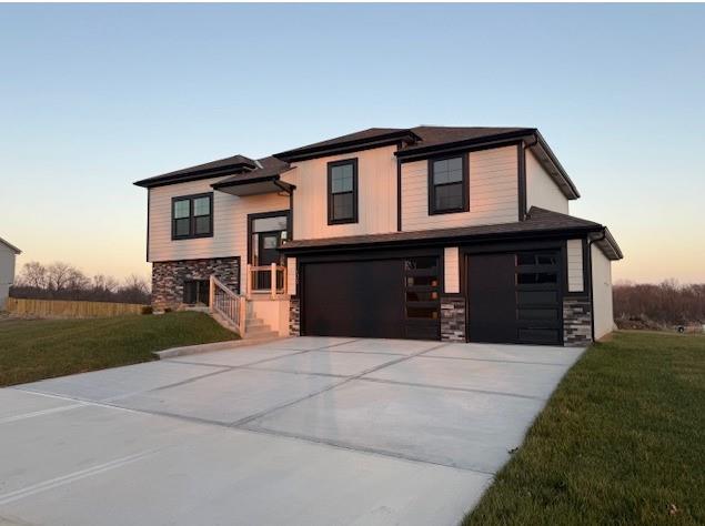 1341 N Holland Dr, Independence, MO 64056