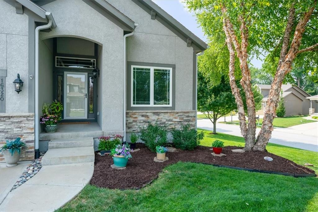 16320 S Heatherwood St, Olathe, KS 66062