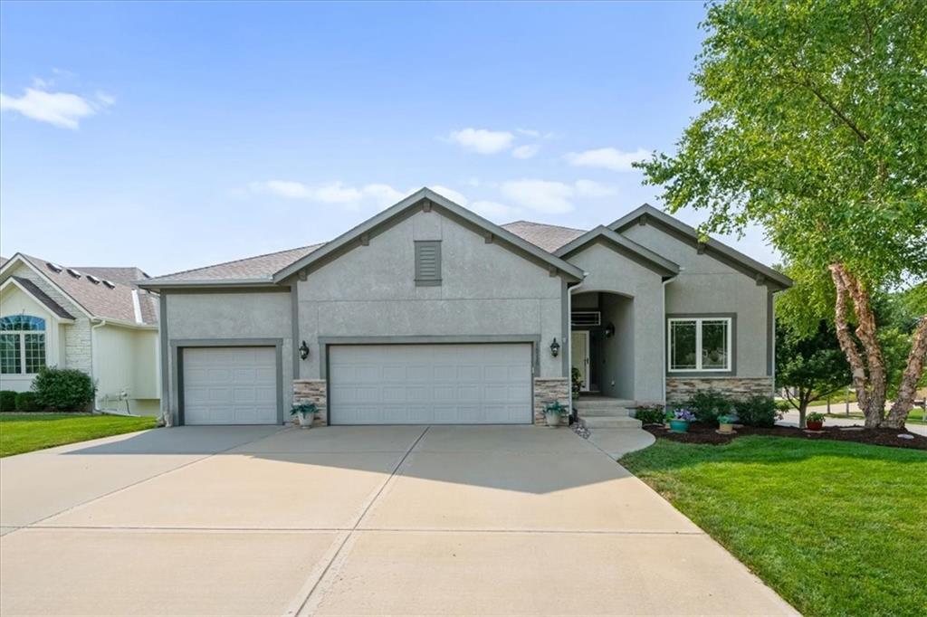 16320 S Heatherwood St, Olathe, KS 66062