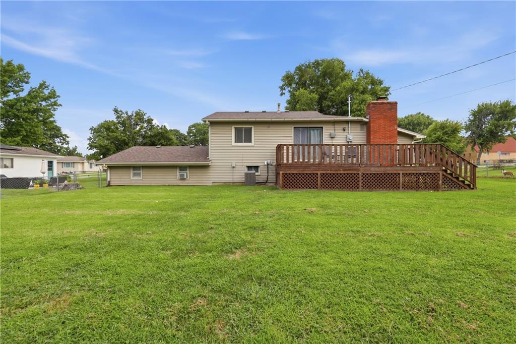 203 SE 16th St, Oak Grove, MO 64075