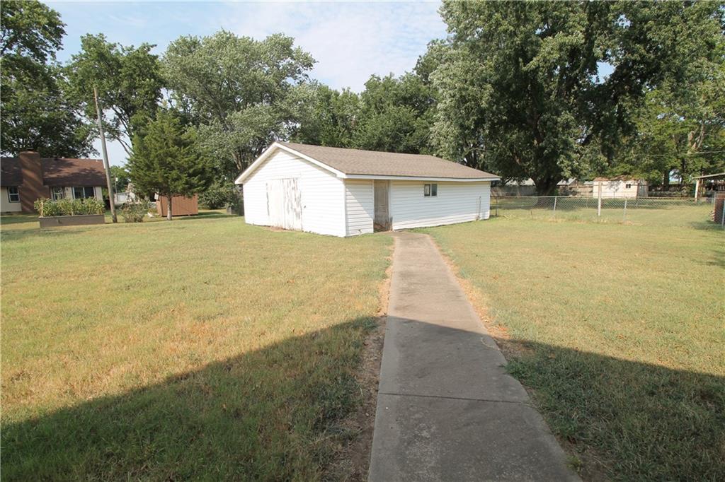 1005 E 4th St, Altamont, KS 67330