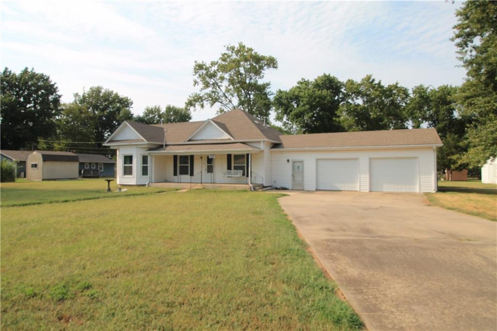 1005 E 4th St, Altamont, KS 67330