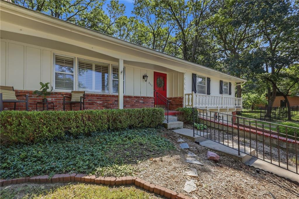 211 W 104th Ter, Kansas City, MO 64114