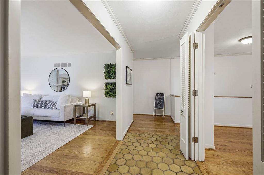211 W 104th Ter, Kansas City, MO 64114