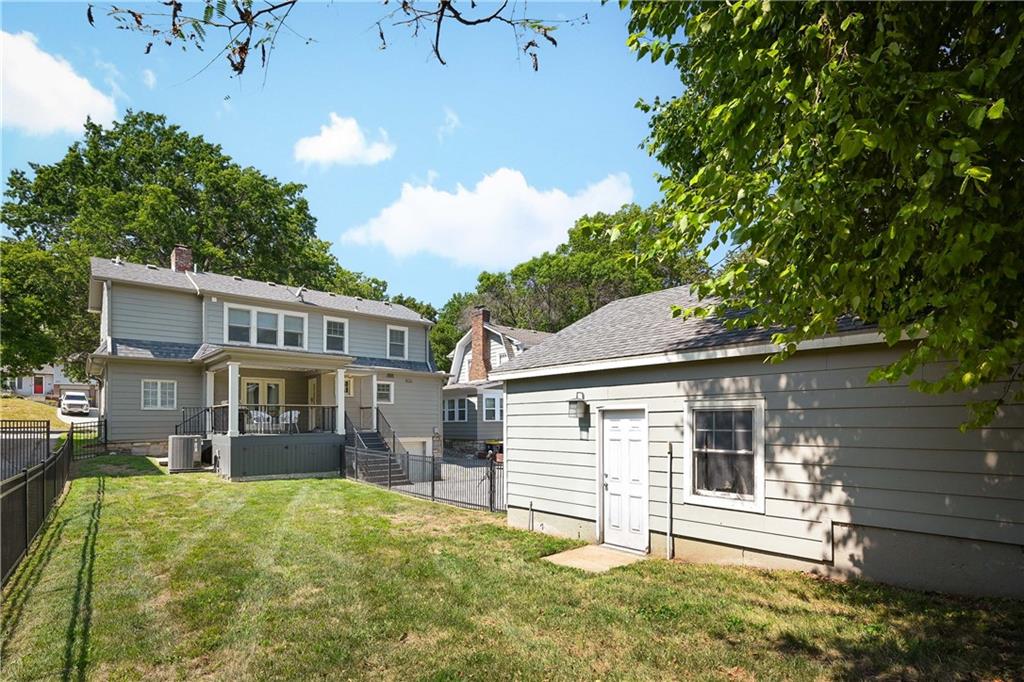 5629 Oak St, Kansas City, MO 64110