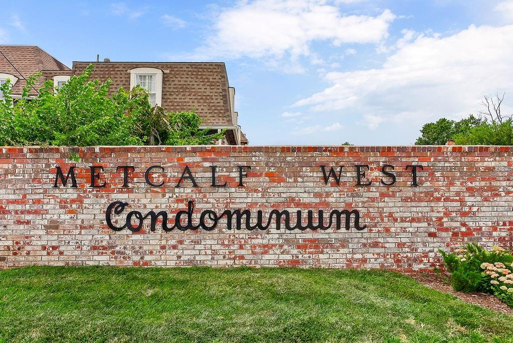 5716 Metcalf Ct, Overland Park, KS 66202