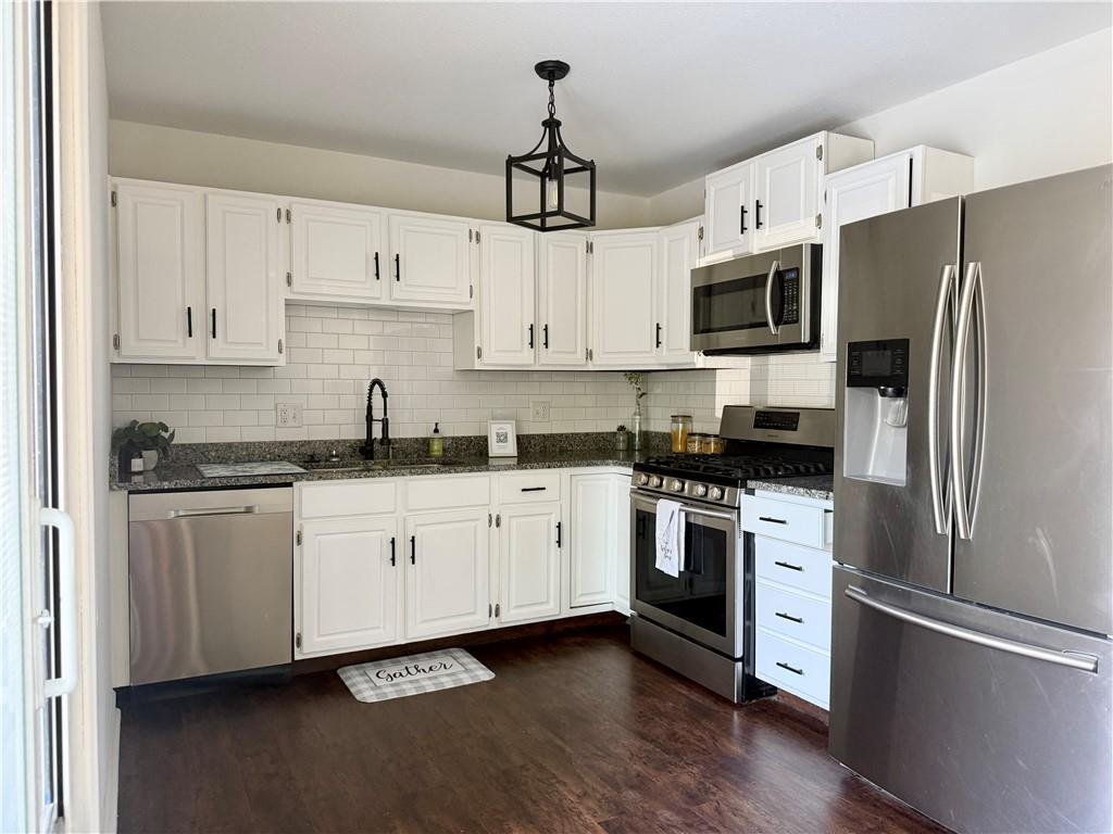 208 Willow Ln, Perry, KS 66073